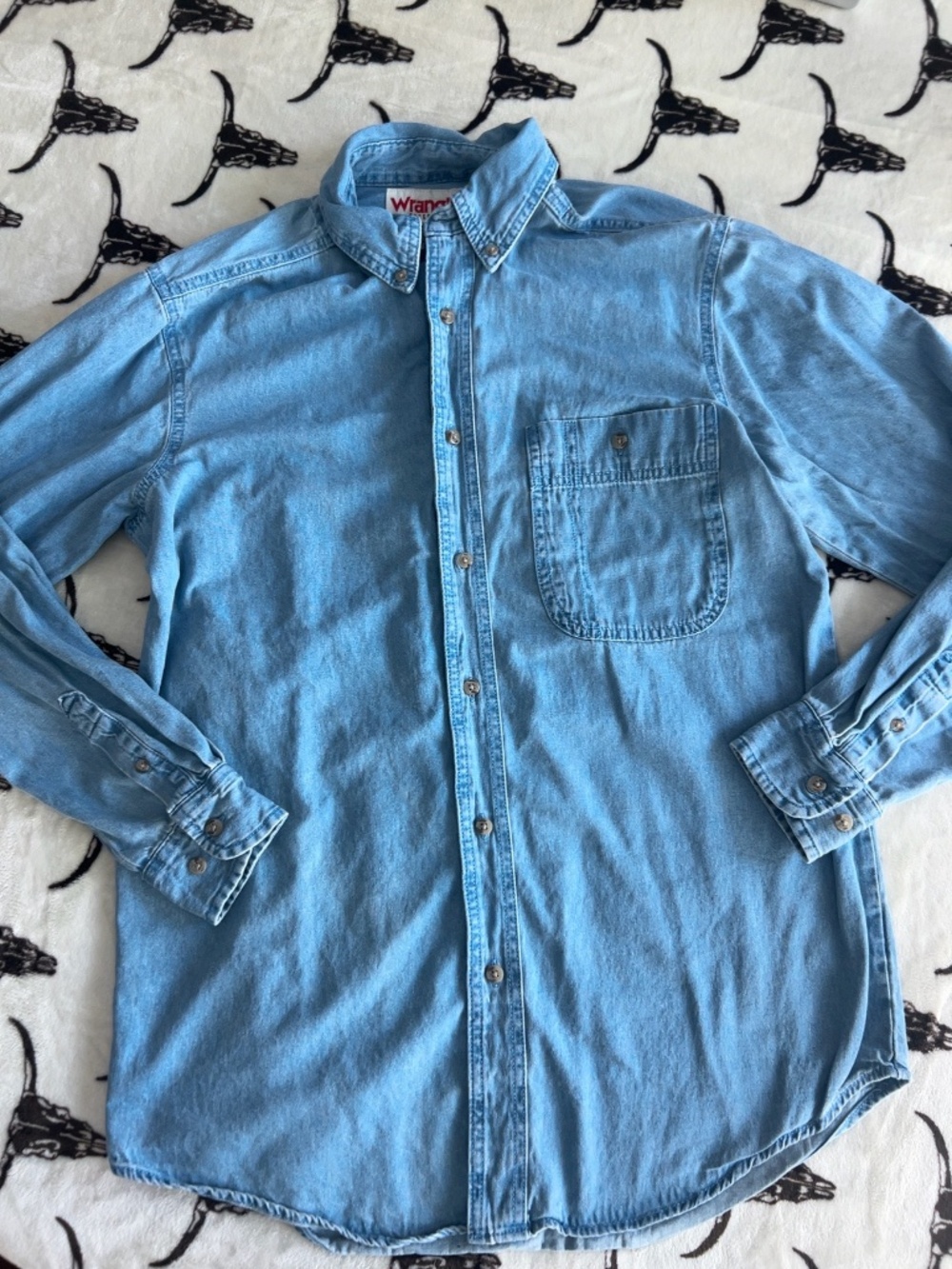 Wrangler Rugged Wear Light Wash Denim Chambray Button Down Shirt Men’s M